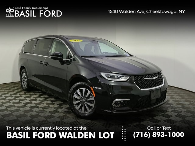 2024 Chrysler Pacifica PHEV Select's photo