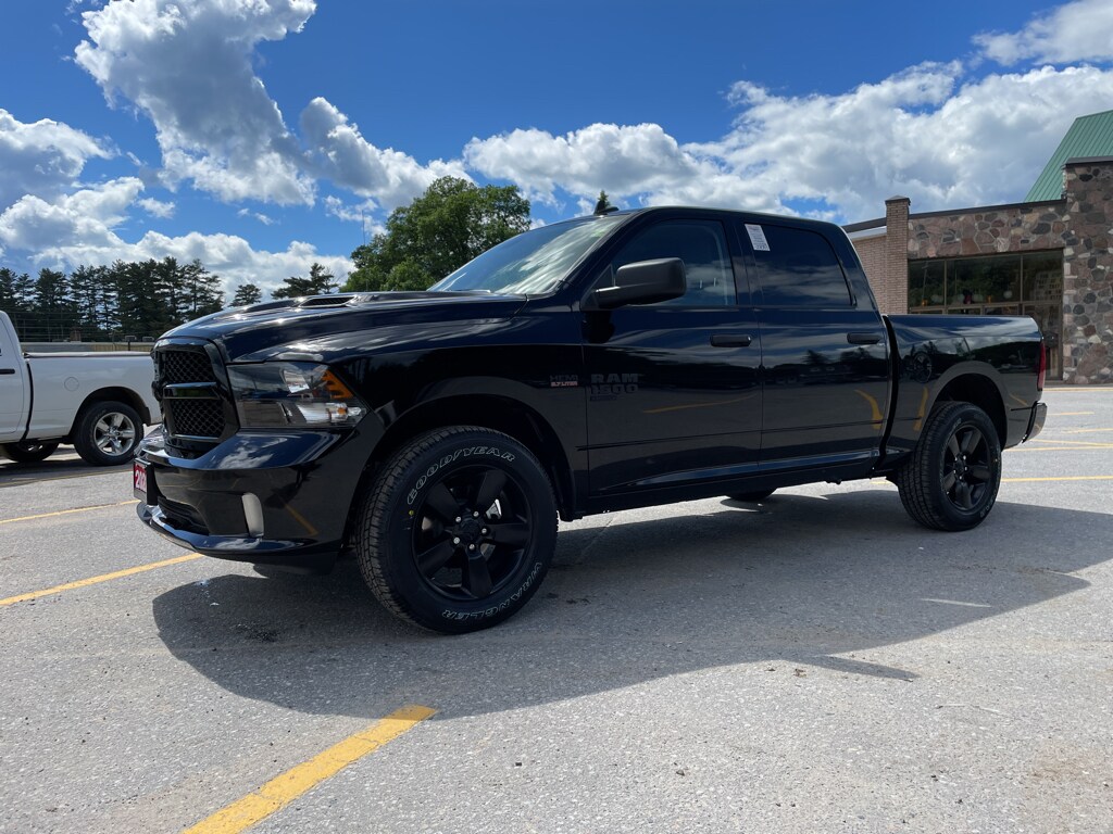 New 2022 Ram Night Edition 4x4...V8*BEDLINER*TOW! 4x4 Crew Cab 5.6 ft. box 140 in. WB