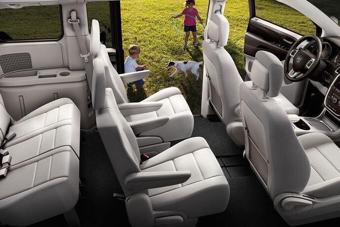 2019-dodge-grand-caravan-interior-captains-chairs_49a6bf0707a5c3c89d81fad29387bb1d-tabletRetina.jpg