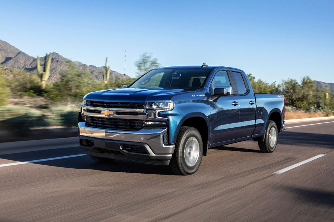 vue trois quart avant du Chevrolet Silverado 2019 roulant sur une route