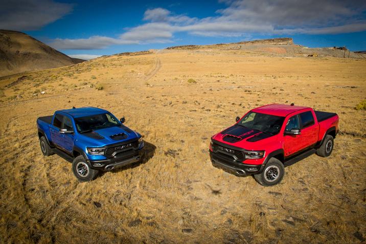 Vue surélevée de deux RAM 1500 TRX stationnés dans une plaine