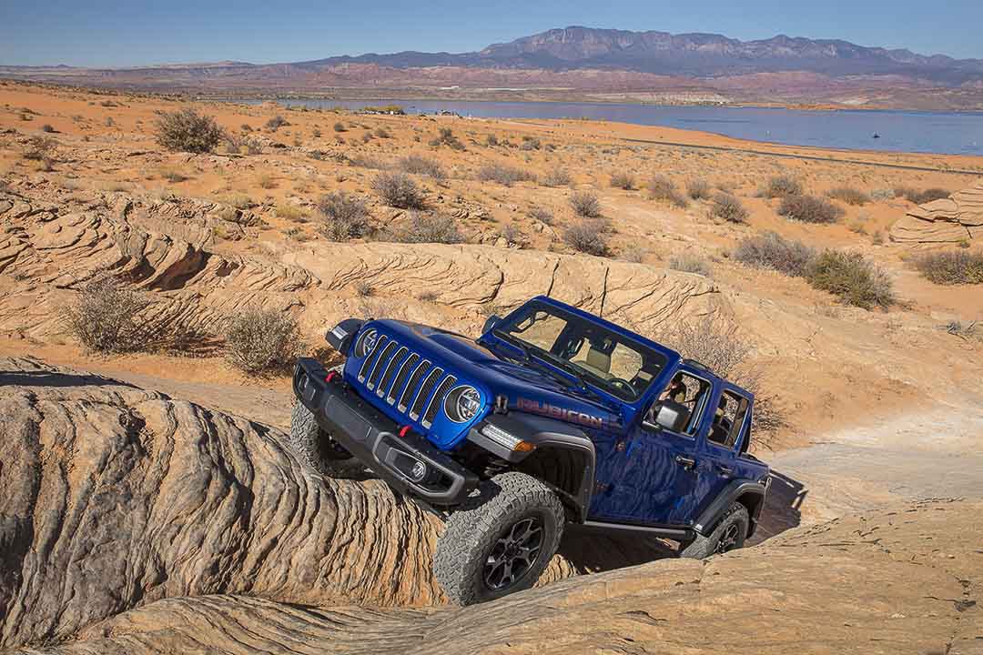 vue trois quart avant du Jeep Wrangler Ecodiesel 2021 fesant bon usage de ses capacités 4x4