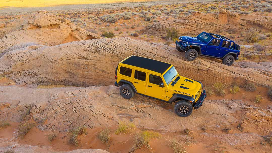 vue de deux Jeep Wrangler Ecodiesel 2021 stationnés sur des rochers