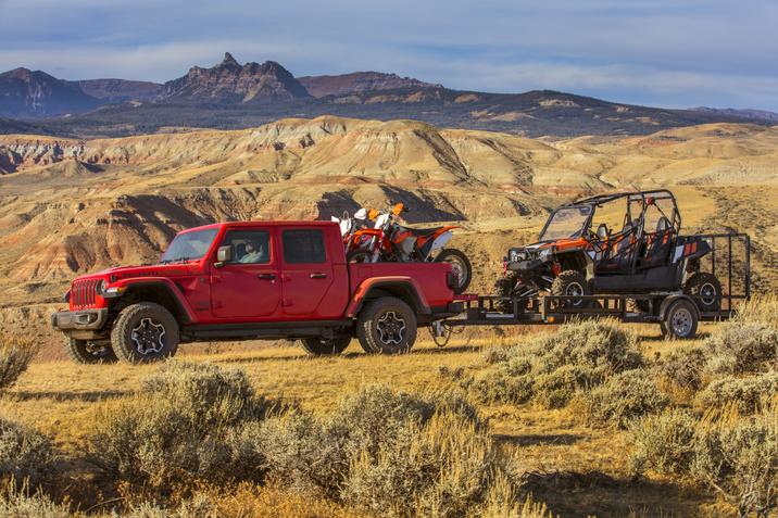 Vue latérale du Jeep Gladiator 2021 avec une remorque