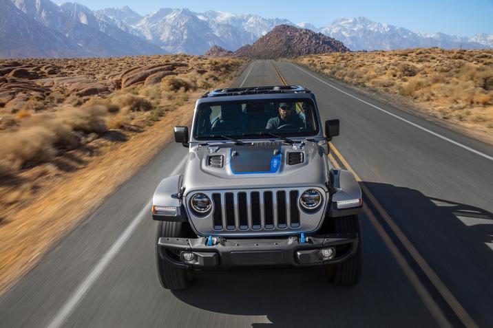 Jeep Wrangler 4xe 2021 sur la route