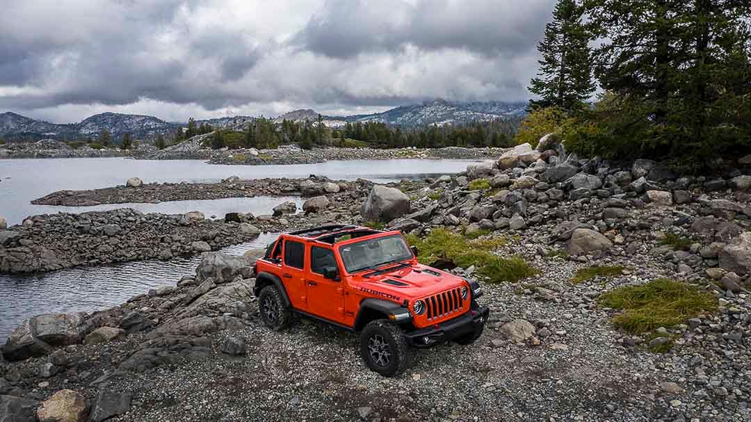 vue trois quart avant du Jeep Wrangler Rubicon 2021 stationné proche d'un lac