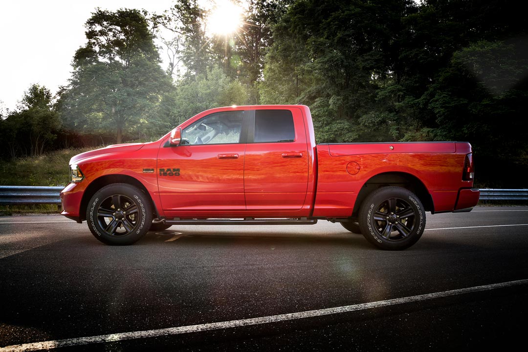 vue latérale du camion RAM 1500 2017 en rouge
