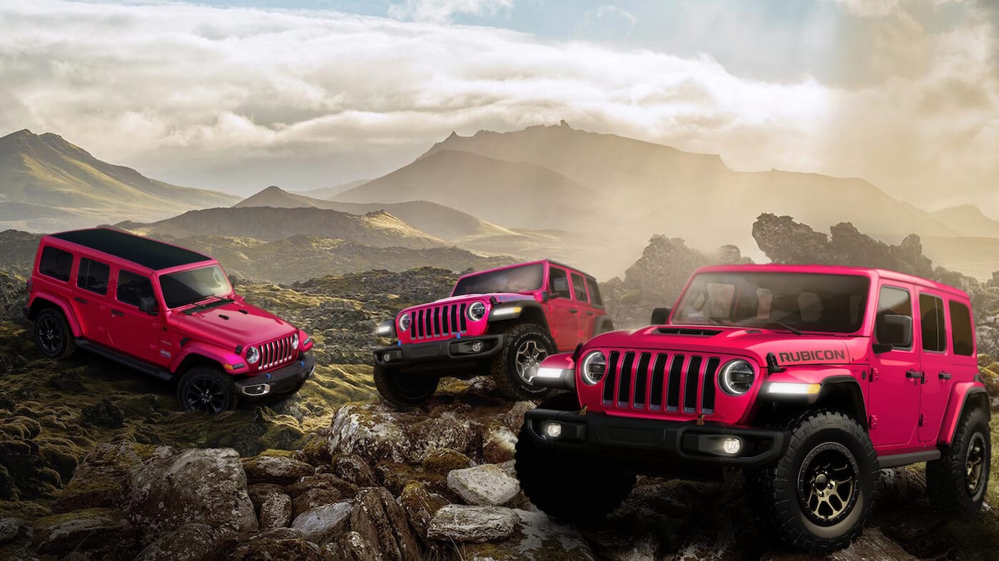 Trois Jeep Wrangler Rubicon 2021 de couleur rouge hors route garés dans les montagnes