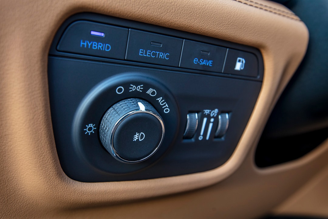 close up view of the driving mode dial of the 2022 Jeep Grand Cherokee 4xe