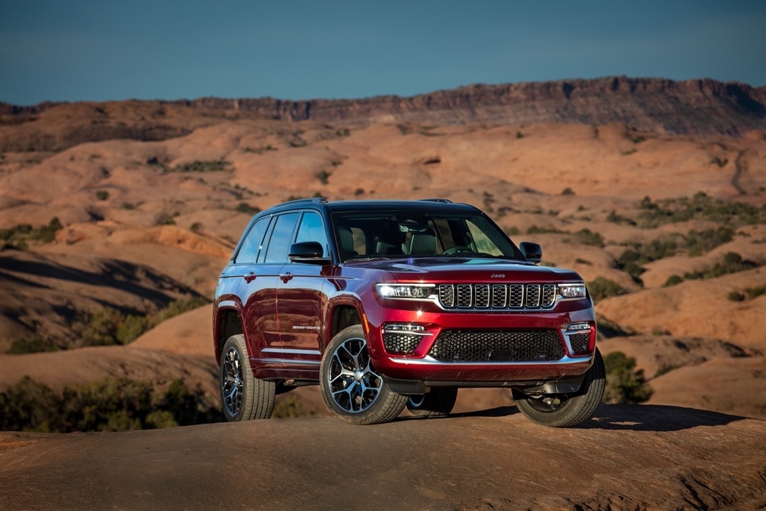 Vue 3/4 avant du Jeep Grand Cherokee Summit Reserve 2023 garé dans un désert