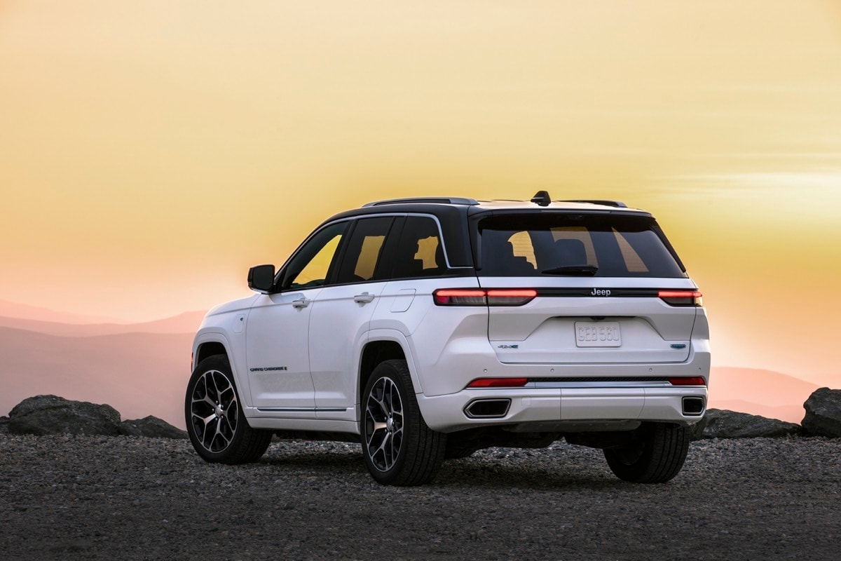 three quarter rear view of the 2022 Jeep Grand Cherokee