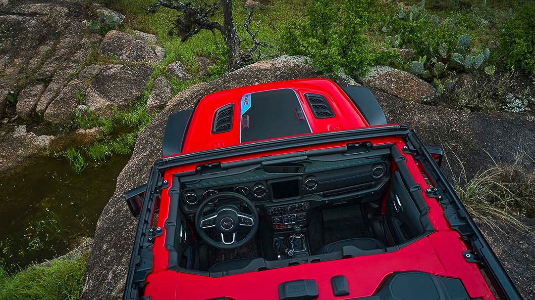 vue en contre plongée regardant l'intérieur du Jeep Wrangler 4xe 2022