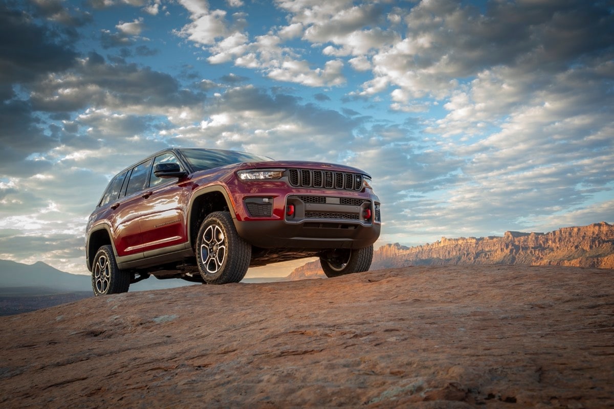 lateral front view of the 2022 Jeep Grand Cherokee