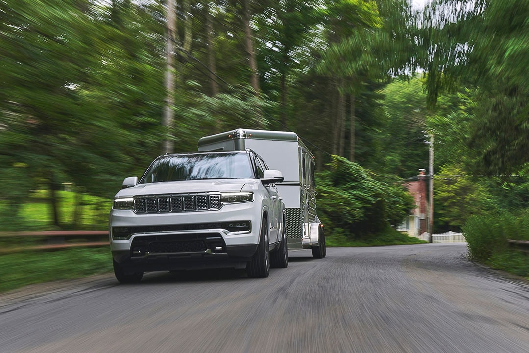 Le Jeep Grand Wagoneer 2022 blanc remorquant une roulotte