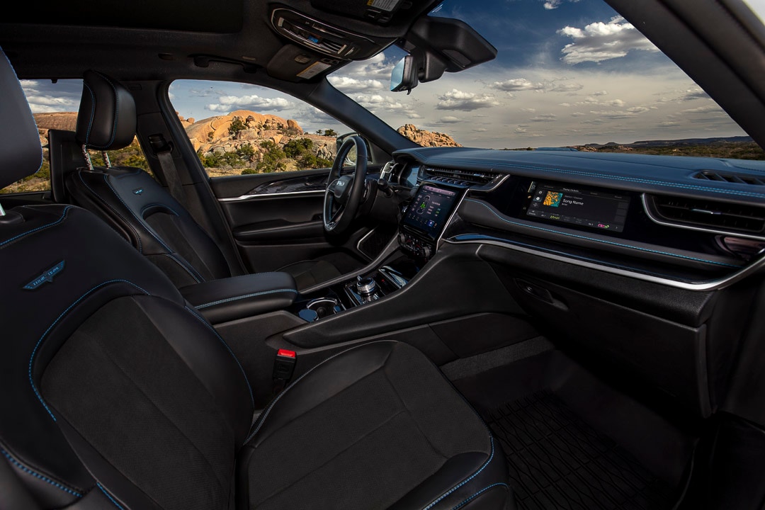 view of the front row seats, dashboard and steering wheel of the 2022 Jeep Grand Cherokee 4xe