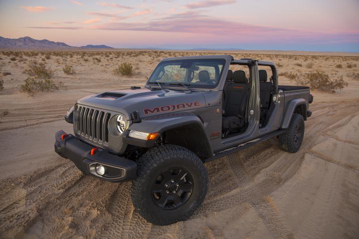 Jeep Gladiator Mojave 2020 couleur grise situé dans le désert avec montagnes au loin