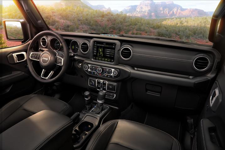 Vue intérieure du tableau de bord du Jeep Wrangler 4xe 2021