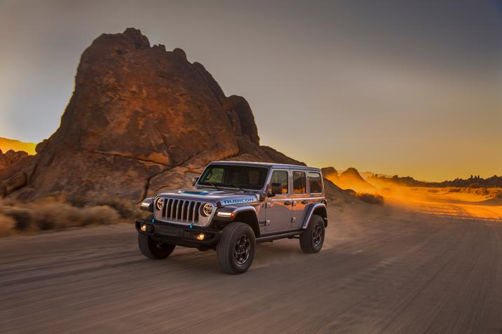 Vue trois quart avant du Jeep Wrangler 4xe 2021 roulant dans un desert