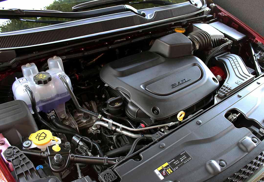 Sous le capot d'une Chrysler Grand Caravan montrant le moteur V6 Pentastar de 3,6 L