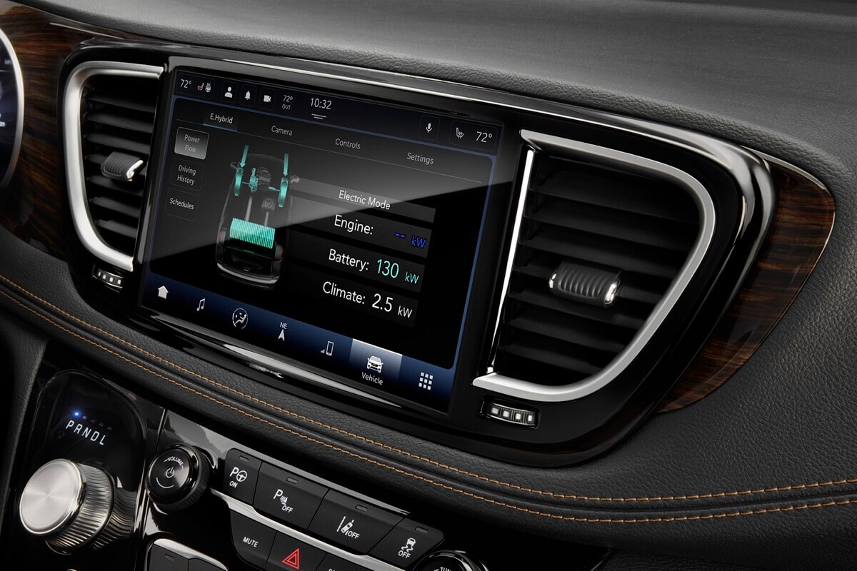 vue de l'écran tactile affichant l'état de la batterie à bord de la Chrysler Pacifica hybride 2022
