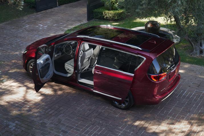 Chrysler Pacifica 2018 rouge avec ses portières ouvertes stationnée à la maison