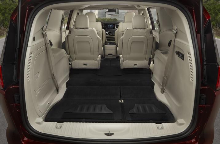 le grand espace de rangement avec les sièges rabbatus de la Chrysler Pacifica 2018