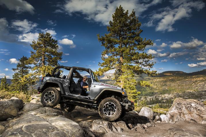Jeep Wrangler Rubicon Hard Rock 2017 gris frayant son chemin à travers les roches dans la nature