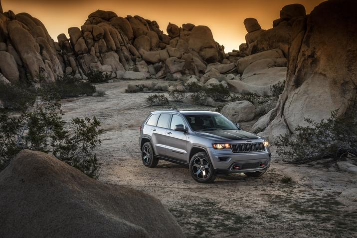 Jeep Grand Cherokee Trailhawk 2018 gris garé dans un désert au milieu des rochers