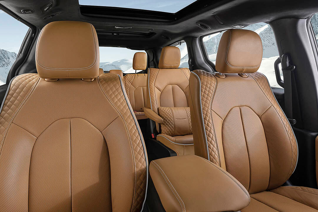 L'habitacle d'une Chrysler Pacifica Pinnacle 2022 incluant ses 3 rangées de sièges couleur caramel