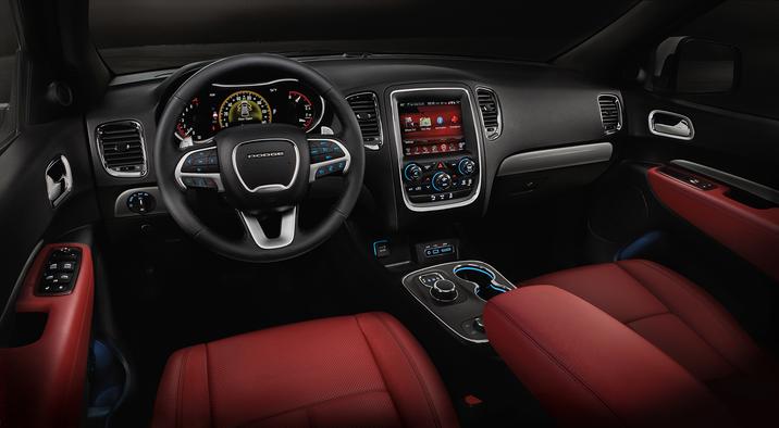 Intérieur de la Dodge Durango R / T 2017 avec sièges en cuir Nappa rouge radar