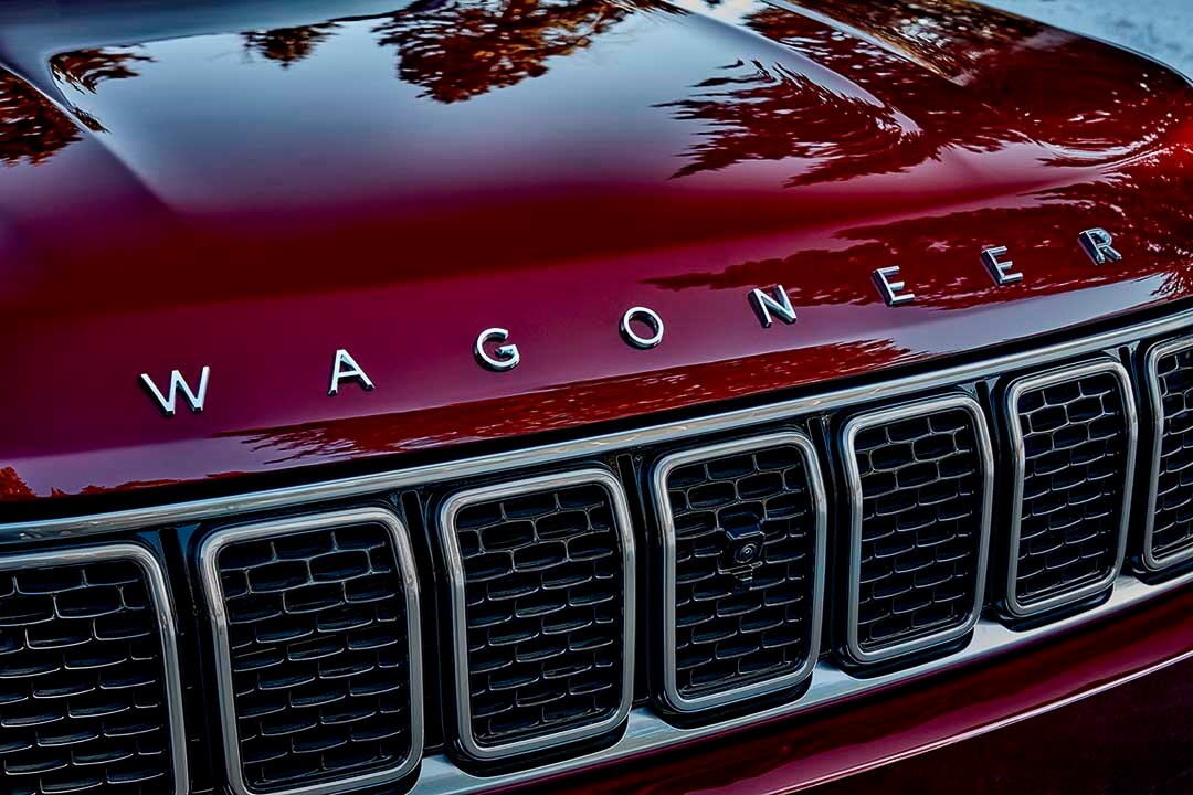 Les lettres imprimées WAGONEER sur le capot d'un Jeep Wagoneer 2022 rouge