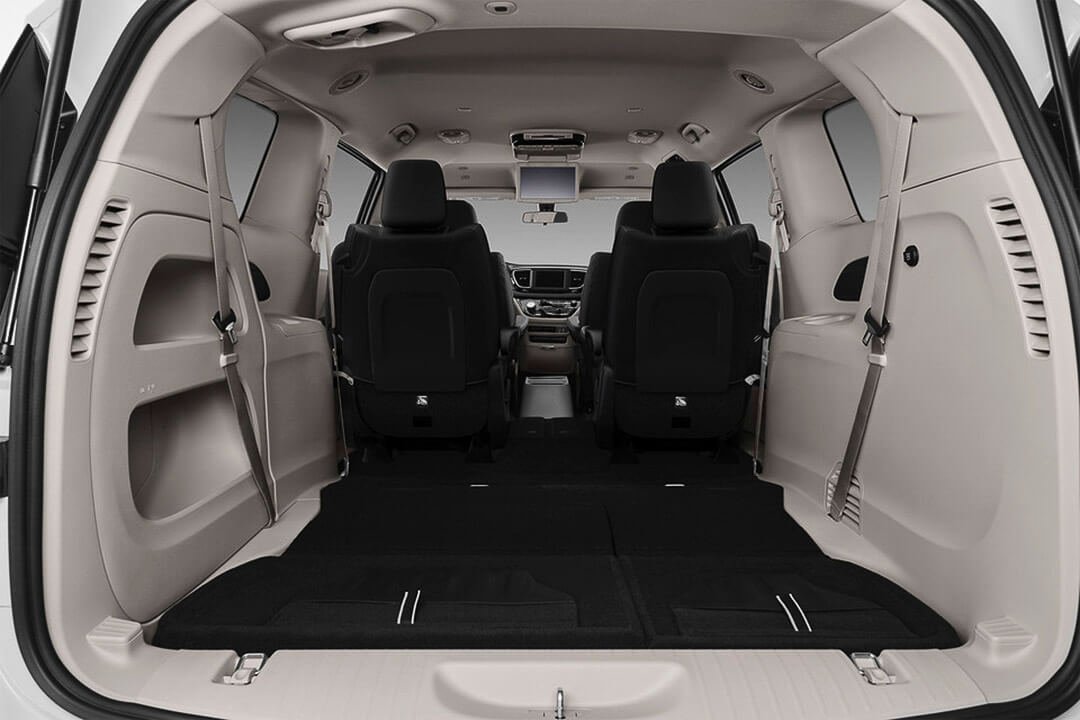vue arrière de la Chrysler Grand Caravan 2022 avec le coffre ouvert