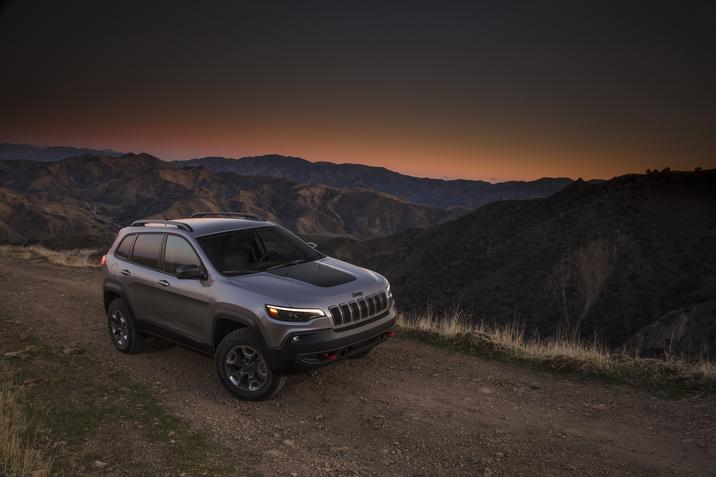 Jeep Cherokee Trailhawk 2021 devant des montagnes