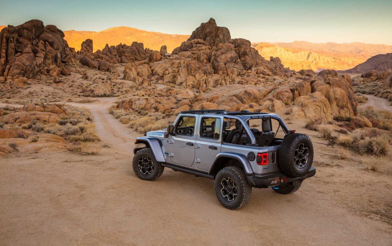 Le Jeep Wrangler Rubicon 4xe 2021 gris garé devant un canyon