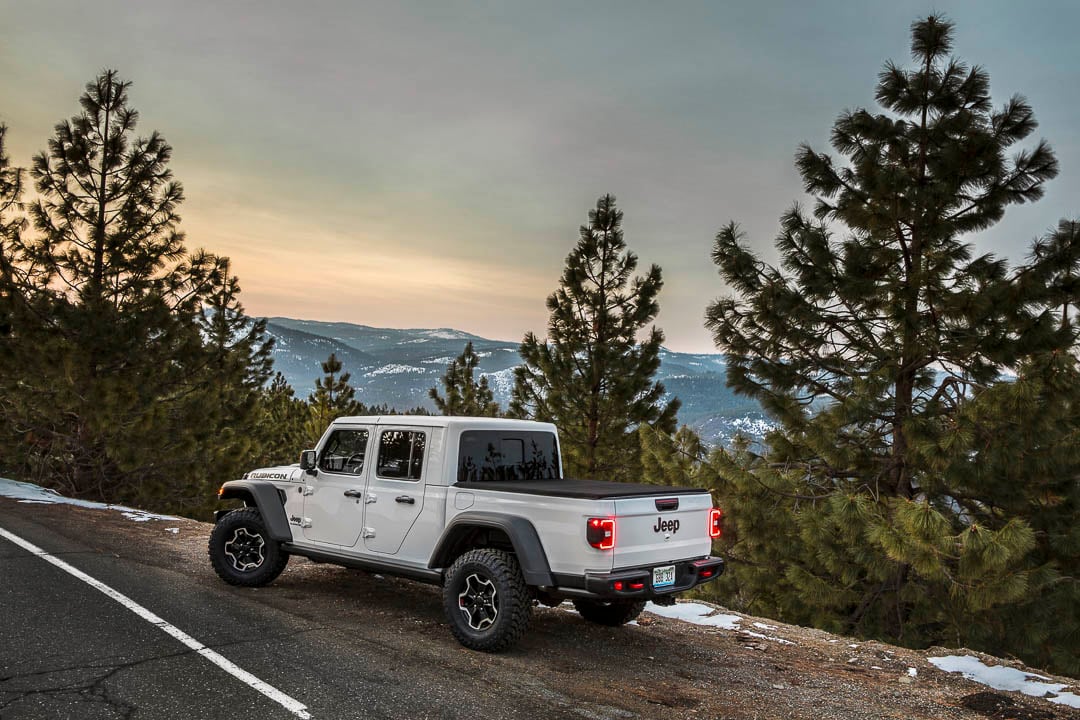 Jeep Gladiator 2022 Blanc Éclatant stationné sur l'accotement d'une route montagneuse