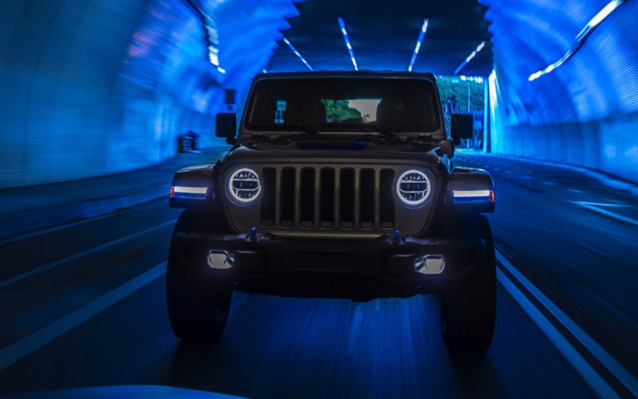 vue frontale d'un Jeep Wrangler 4xe 2023 dans un tunnel lumineux
