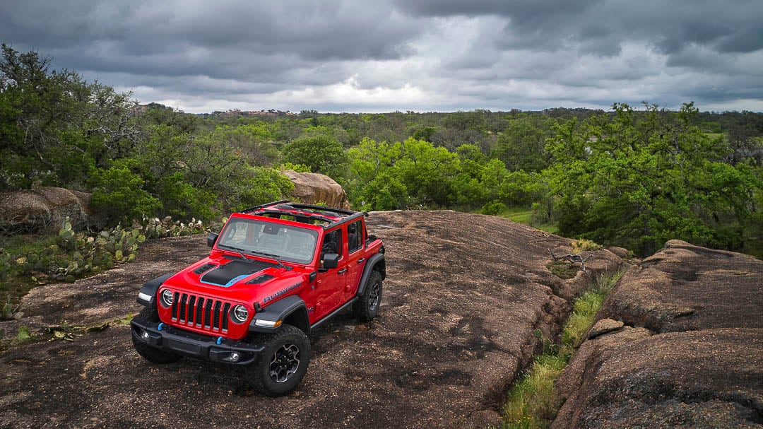 Jeep Wrangler Rubicon 4XE 2022 rouge dans la nature entouré de forêt