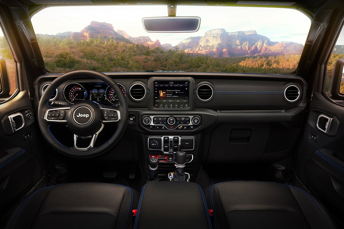 Cockpit avant du Jeep Wrangler 4xe 2021 incluant son tableau de bord avec toutes ses technologies