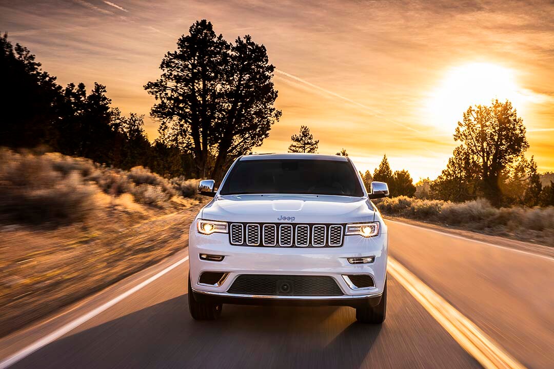 vue avant du Jeep Grand Cherokee Summit 2021 roulant sur une route