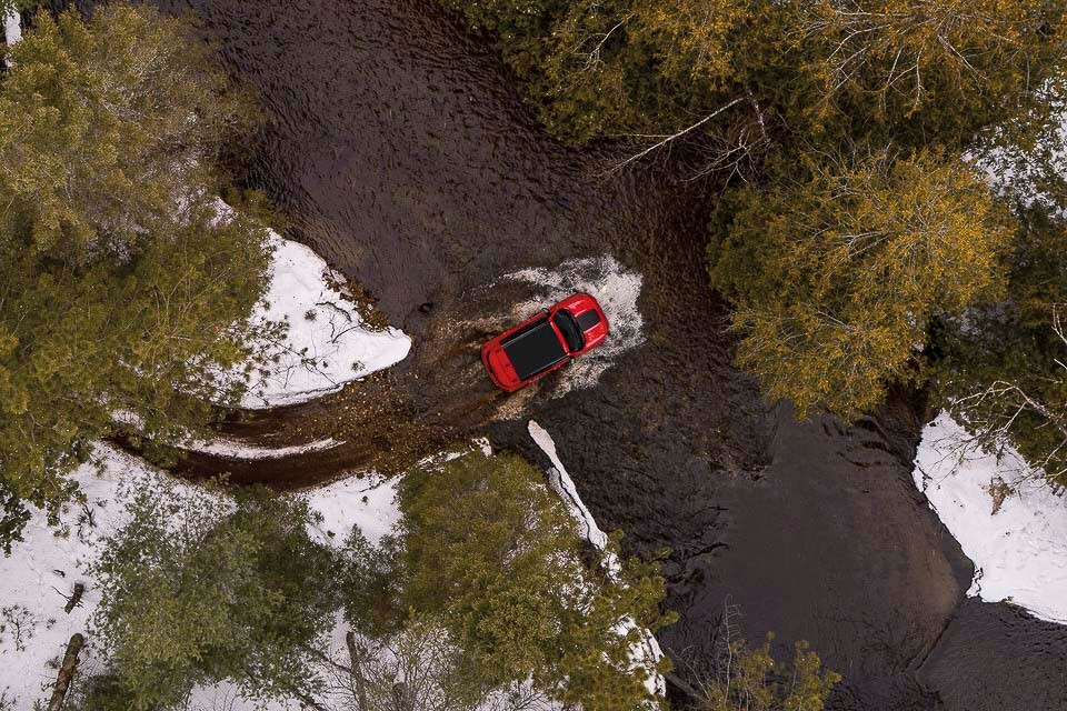 vue en contre-plongée du Jeep Renegade 2022 traversant une rivière