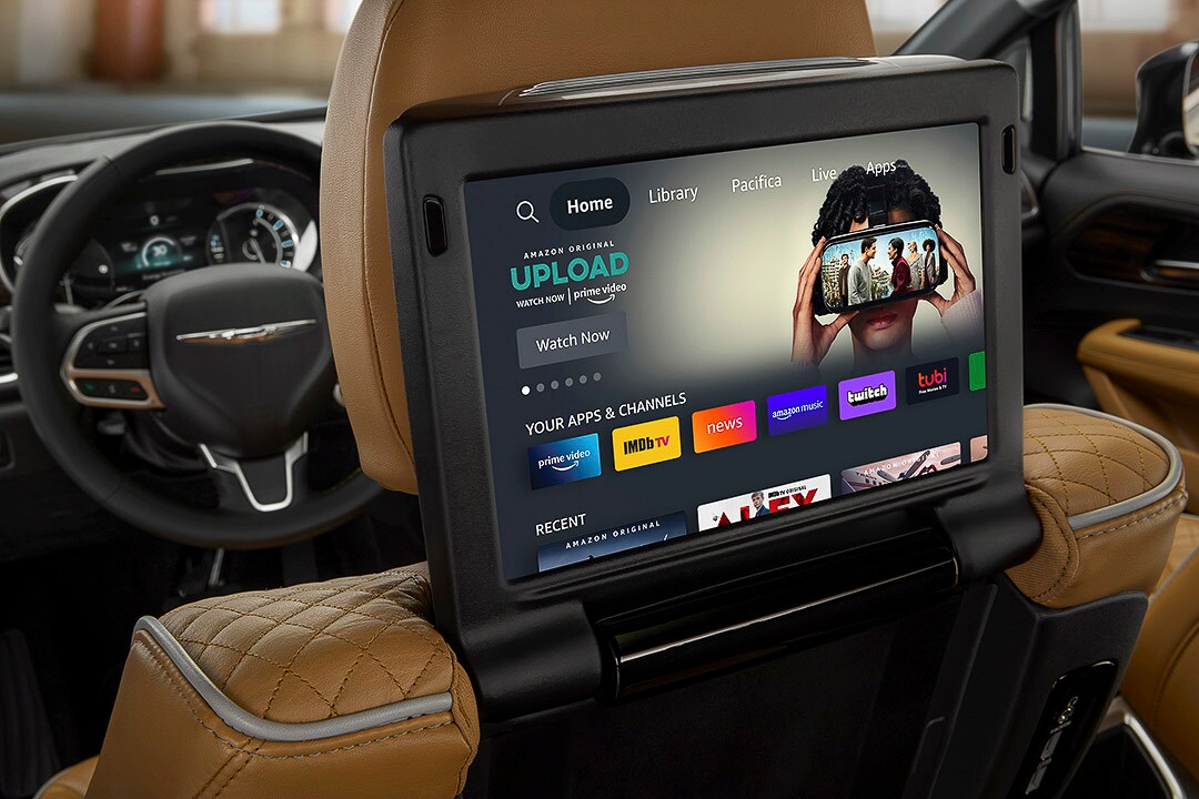 vue de l'écran de divertissement de la deuxième rangée et de l'application Amazon Fire TV à bord de la Chrysler Pacifica 2022