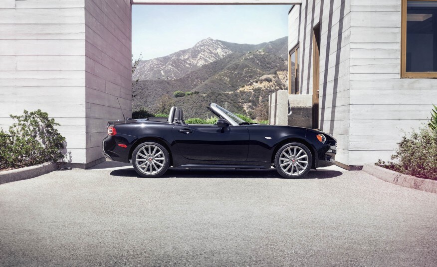 2017 Fiat 124 Spider 03.jpg