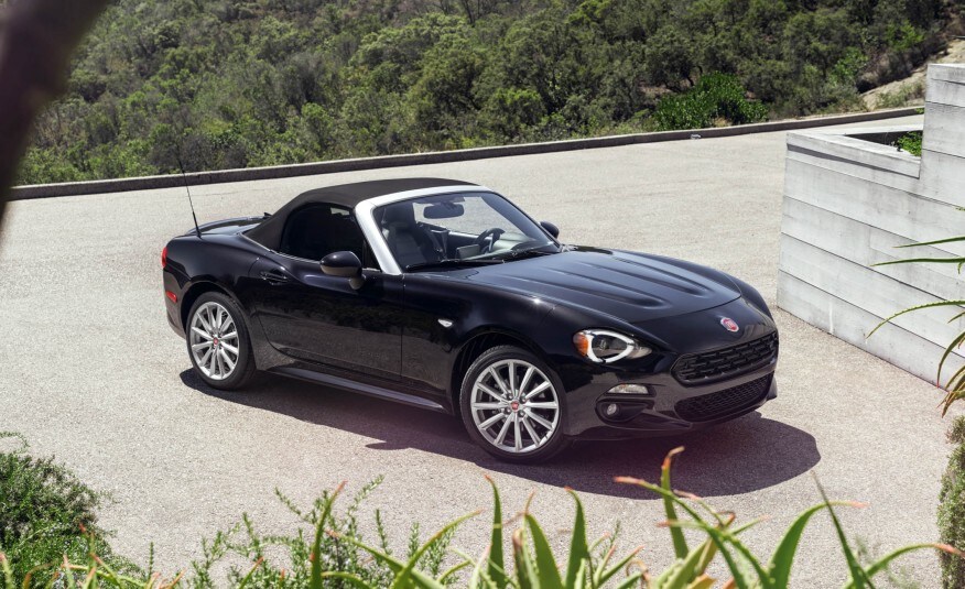2017 Fiat 124 Spider 01.jpg