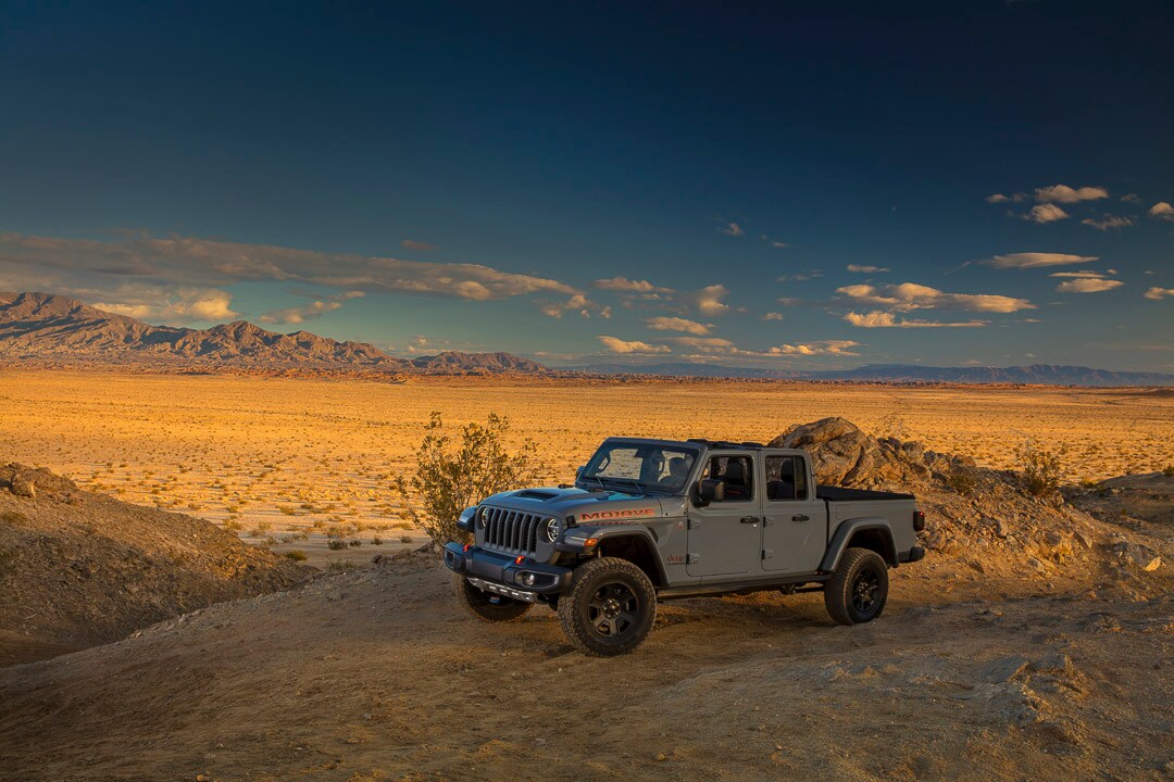 vue latérale du Jeep Gladiator Mojave 2022 dans le desert