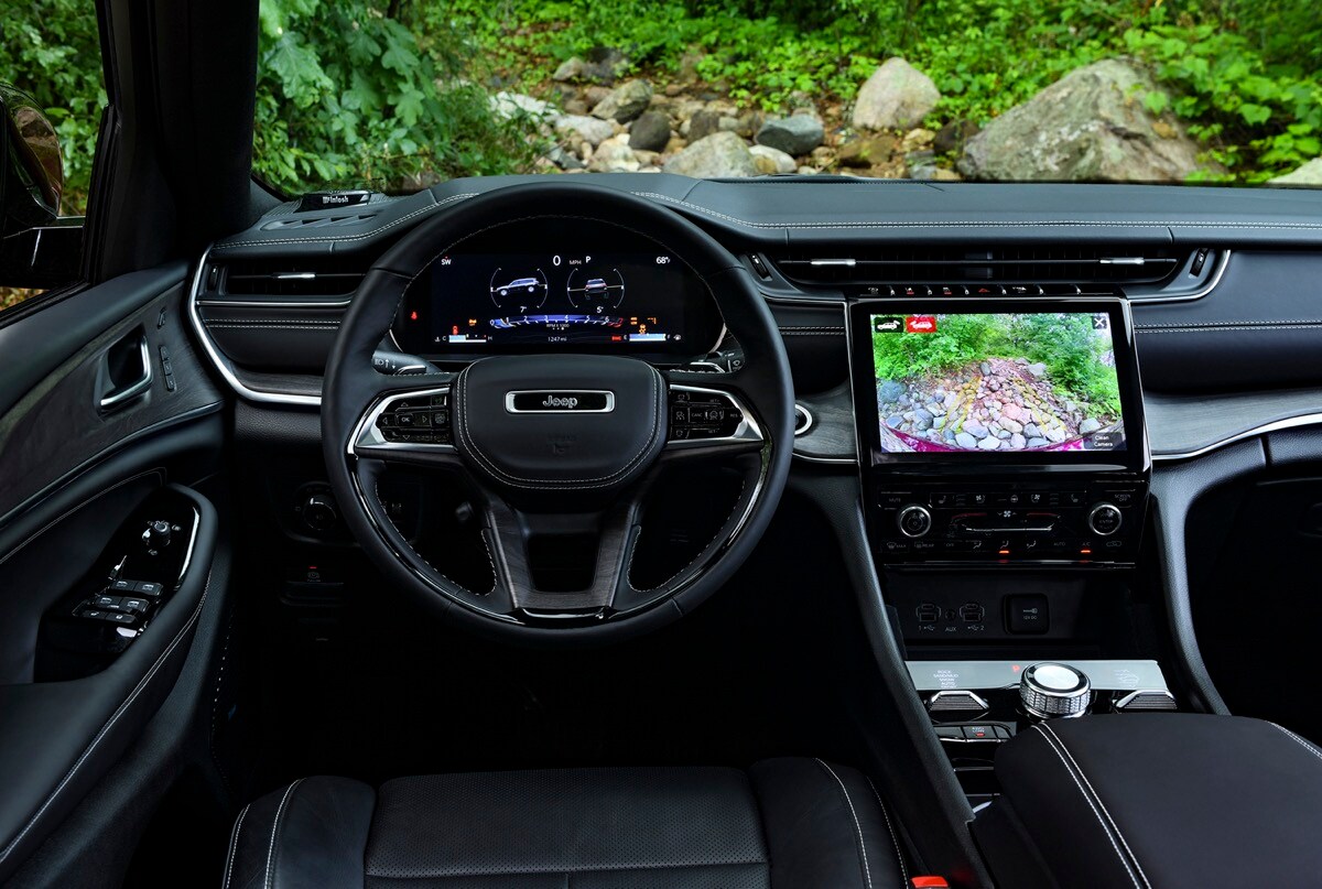 vue du volant et de l'écran tactile à bord du Jeep Grand Cherokee L 2021