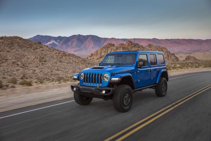 Le Jeep Wrangler 392 2021 en blue sur une route du desert