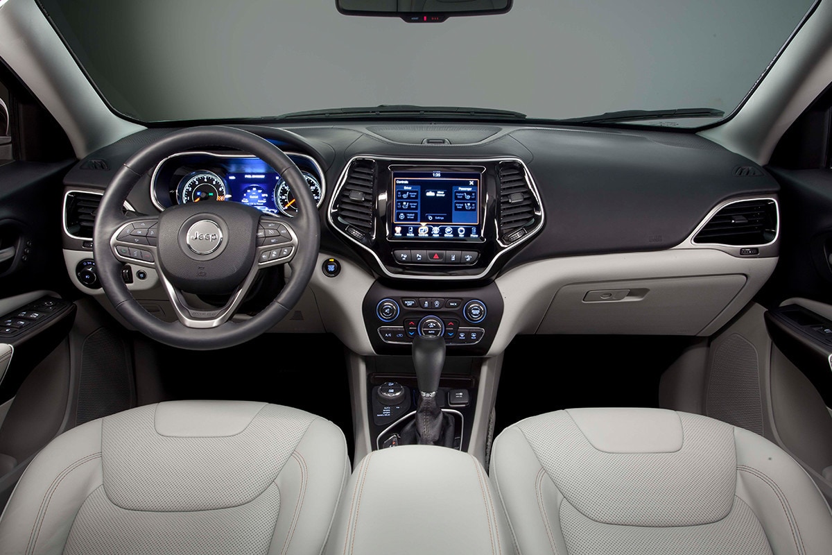 Jeep-Cherokee-2019-light-coloured-premium-interior-dashboard_6687034ba6959b4ecfa1019ebe922011-desktopRetina.jpg