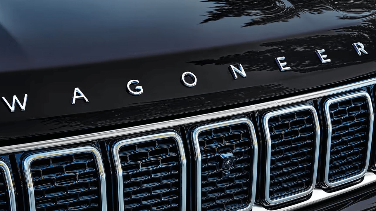 Learn about the exterior design of the Jeep Grand Wagoneer A close up of the Jeep Wagoneer front grille with Wagoneer emblem above