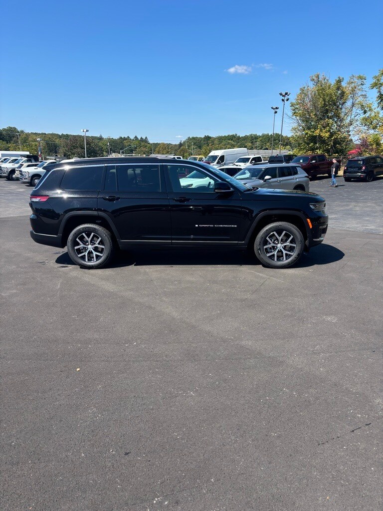 2025 Jeep Grand Cherokee Limited photo 3