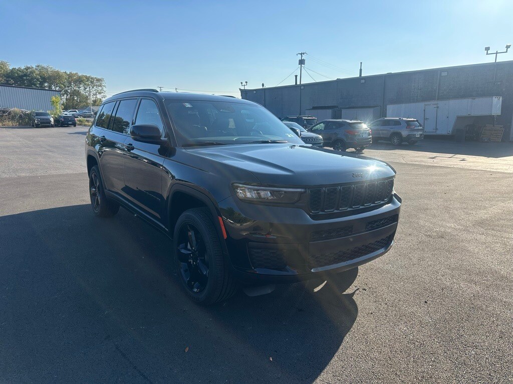 2025 Jeep Grand Cherokee Altitude photo 3